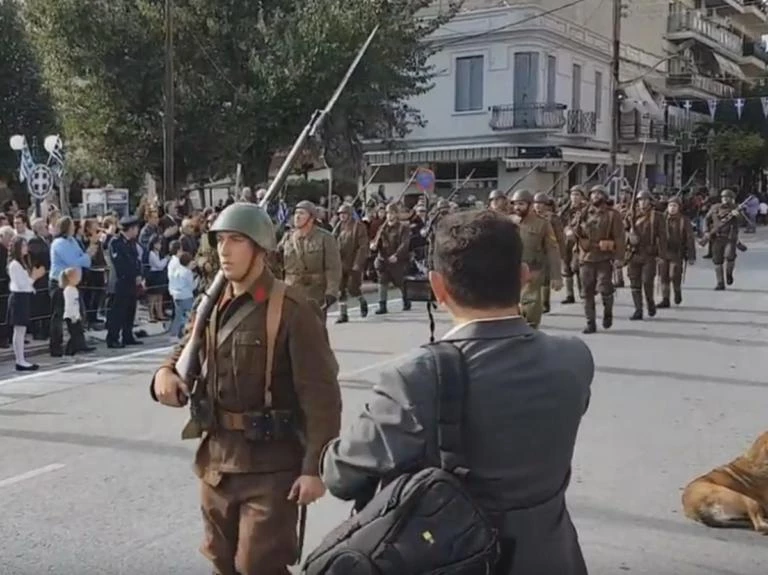 Κατερίνη: Έκαναν παρέλαση με τα αυθεντικά όπλα του 1940 – Το πέρασμα που μαγνήτισε τα βλέμματα όλων (βίντεο)